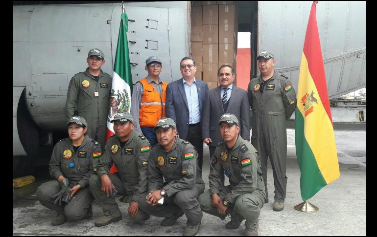 Un areonave Hércules de la Fuerza Aérea de Bolivia tocó base en el hangar de la Policía Federal cargado de costales de arroz, cobijas y kits de limpieza personal. TWITTER / @EmbaMexBol