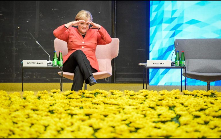 La canciller alemana, Angela Merkel hace gestos previo a una participación en la Cumbre de la UE sobre la agenda digital, en Tallin, Estonia. AFP/I. Znotins