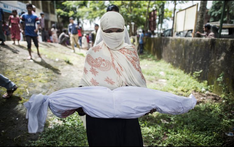 Una mujer sostiene el cuerpo de un refugiado rohinyá en una escuela de Cox's Bazar, en Bangladesh. Rohinyás que huyen de Birmania se han ahogado en su intento de cruzar a Bangladesh. AFP/F. Dofour