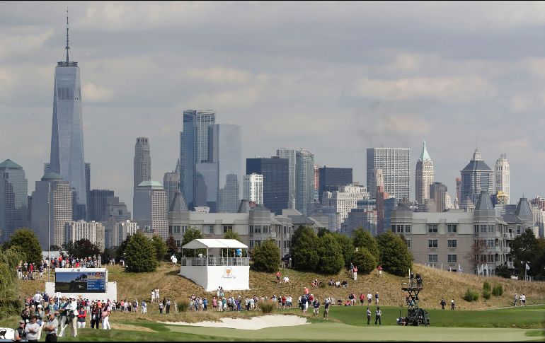 Edificios de Nueva York se ven al inicio de la Presidents Cup de golf, que se juega en el club Liberty National, en Jersey City. AP/J. Cortez