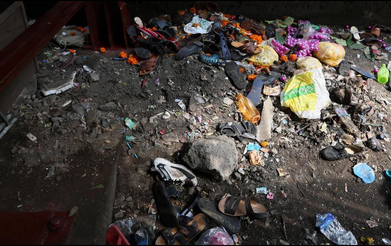 Calzado y otras pertenencias de las personas después de que se produjera una estampida en un pasadizo en la estación de Ephinston Road en Bombay. Al menos 22 personas han muerto . EFE/ D. Solanki
