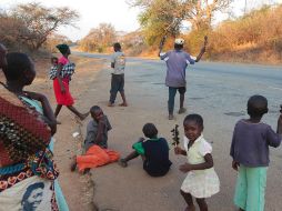 En una buena noche, los menores cuentan que pueden conseguir entre 50 y 100 ratones. AP /T. Mukwazhi