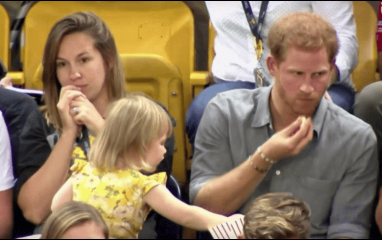 La menor es hija del competidor paralímpico, Dave Henson, quien es amigo del príncipe Enrique. YOUTUBE/Gioi Tonggiang