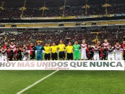 Todos los asistentes guardaron silencio al momento en que ambas escuadras, Zorros y Tiburones, saltaron a la cancha. TWITTER / @atlasfc