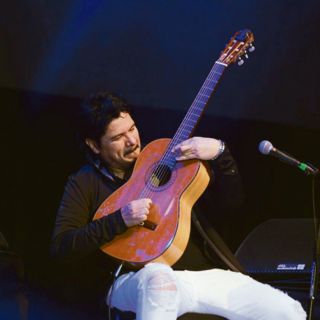 Virtuosismo en las seis cuerdas inaugura las Fiestas de Octubre