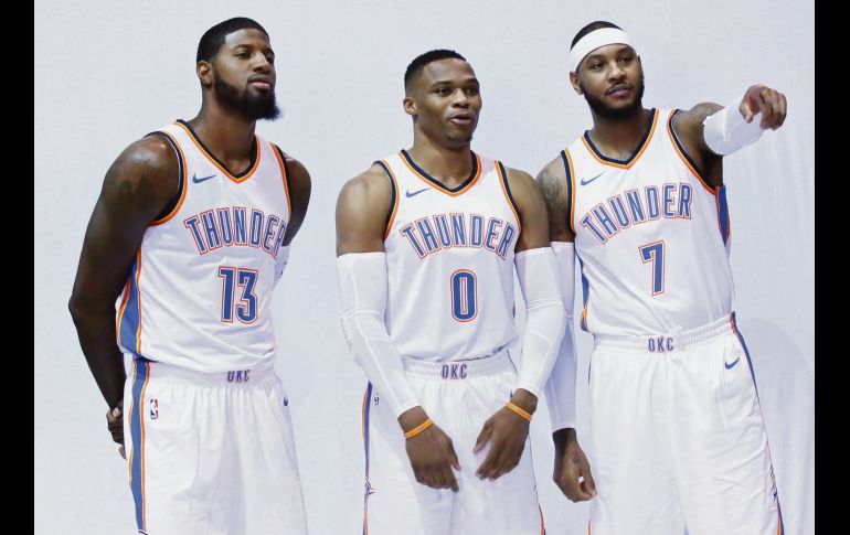 Westbrook (centro) celebró las llegadas al Thunder de Paul George (izq.) y Carmelo Anthony (der.). AP/S. Ogrocki
