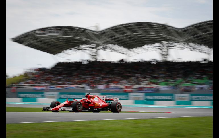 Sebastian Vettel, de Ferrari, recorre el circuito de Sepang durante las pruebas. AP/V. Thian