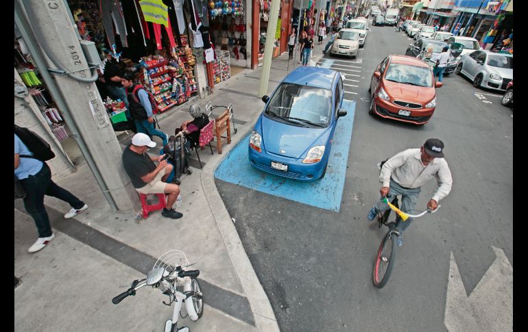 Ventaja. Algunos comerciantes y clientes de la zona de Obregón califican como positivo el arranque de los parquímetros virtuales. EL INFORMADOR/F. Atilano