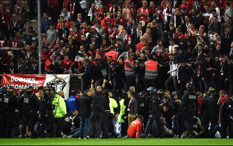 El gol que ponía por delante a los visitantes propició la agitación en la zona en la que estaban ubicados los seguidores del Lille, que causó la caída de una valla. EFE / F. Lo Presti