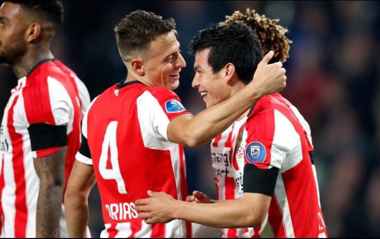 La actuación de Lozano (D) le valió el ser nombrado jugador del partido al final del encuentro. TWITTER/@PSV