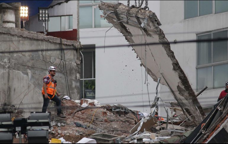 Los elementos encontraron los objetos durante la búsqueda de sobrevivientes en avenida Álvaro Obregón. NTX/J. Dan