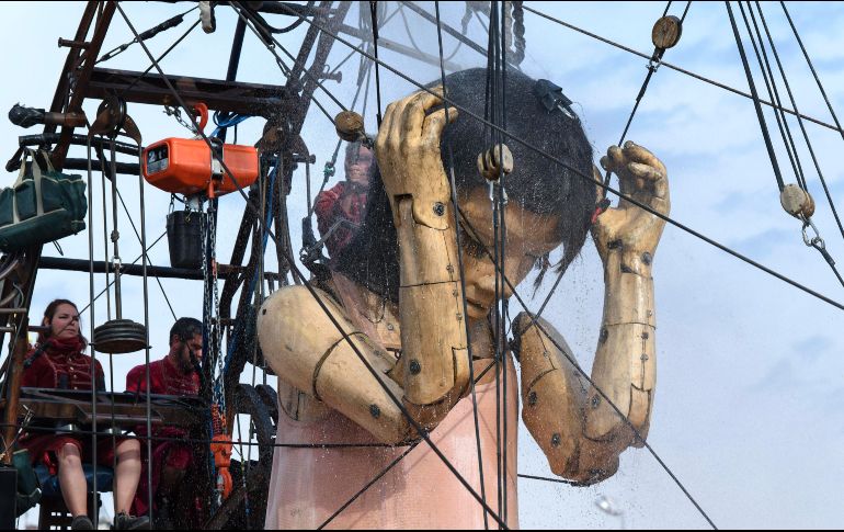 La compañía hizo teatro callejero e interpretó  “The Saga of the Giants” en Ginebra, Suiza. EFE / M. Trezzini