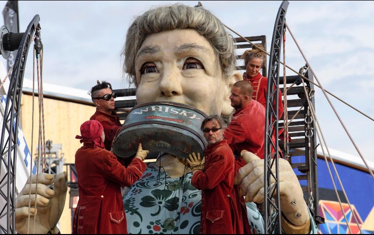 La compañía hizo teatro callejero e interpretó  “The Saga of the Giants” en Ginebra, Suiza. EFE / M. Trezzini