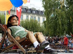 La compañía hizo teatro callejero e interpretó  “The Saga of the Giants” en Ginebra, Suiza.