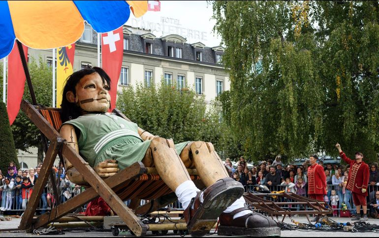 La compañía hizo teatro callejero e interpretó  “The Saga of the Giants” en Ginebra, Suiza. EFE / M. Trezzini