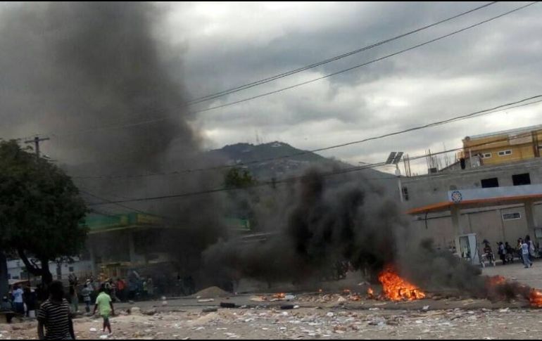 Después de tres horas, la violencia estalló en la pacífica marcha a medida que llegaban a la zona de Petionville. TWITTER / @JCGarciaS2757