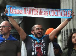 La Plaza de la Constitución recibió a gente con silbatos, carteles y banderas para expresar su malestar. EFE / E. Biba