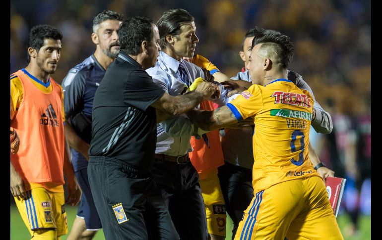 Al final del encuentro Almeyda, técnico de Chivas, se encaró con el chileno Eduardo Vargas. MEXSPORT/ J. Martínez