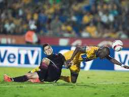 Yo no fui. Michael Pérez terminó por ser el villano del encuentro al tener un contacto con Enner Valencia en el área que Fernando Guerrero juzgó como infracción. MEXSPORT