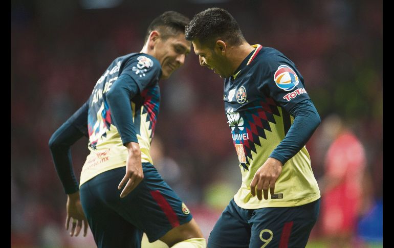 Ritual. Edson Álvarez celebra con Silvio Romero, luego del primer gol del argentino. MEXSPORT