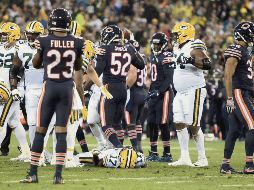 Susto. Davante Adams (#17) cayó inconsciente después del impacto que le propinó Danny Trevathan. El receptor de los Packers está fuera de peligro. AFP/S. Revere