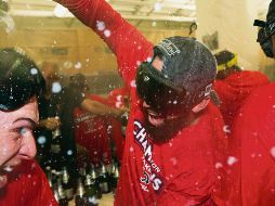 Euforia. Deven Marrero, de los Medias Rojas de Boston, celebra en la casa club con Christian Vázquez luego que derrotaran a los Astros de Houston. AP