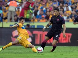 La jugada en la cual se lesionó Pulido (d), fue casi arrancando el encuentro tras una entrada de Hugo Ayala (i). EFE/M. Sierra