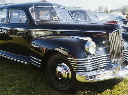 Uno de los coches que forman parte del festival Old Car Land, inaugurado este viernes en la capital ucraniana. EFE/K. Kinson