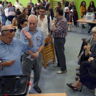 Entre incidentes violentos, catalanes participan en referendo