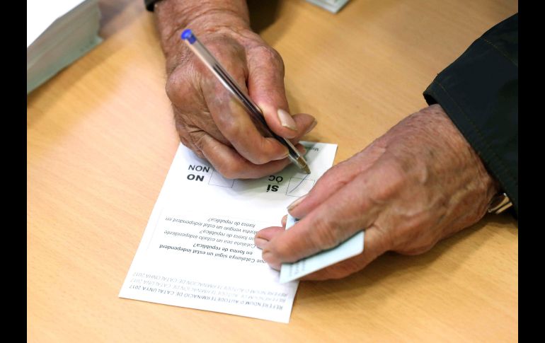 Un ciudadano rellena la papeleta para votar en el referéndum independentista. EFE T. Albir