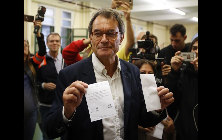El expresidente de la Generalitat Artur Mas vota ante decenas de medios. EFE/A. Estévez
