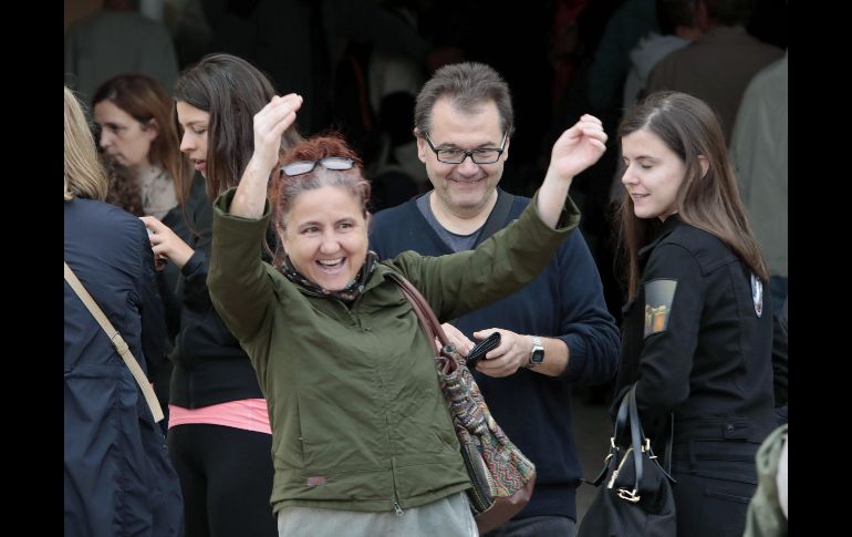 Una mujer muestra su alegría tras votar en el referéndum independentista en el IES Montbui, de Santa Margarida de Montbui. EFE/S. Sáez