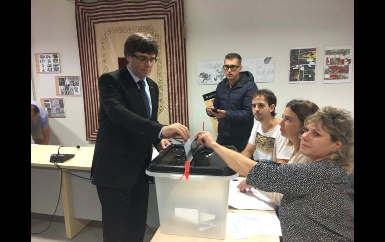 Fotografía facilitada por la Generalitat del presidente, Carles Puigdemont, que ha acudido a votar al centro de votación instalado en Cornellá de Terri. EFE
