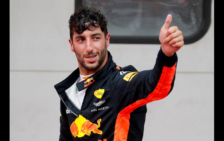 Daniel Ricciardo saluda a los medios de comunicación tras la ceremonia de premiación.