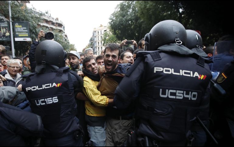 Policía Nacional y Guardia Civil despliegan a sus agentes en varios colegios electorales de Barcelona para impedir la votación ilegal. EFE / A. Estévez