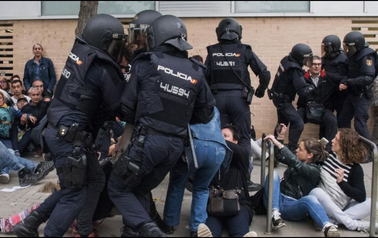 En el barrio de Cappont, la policía española ha requisado las urnas y forcejea con algunos ciudadanos. EFE / A. Ropero