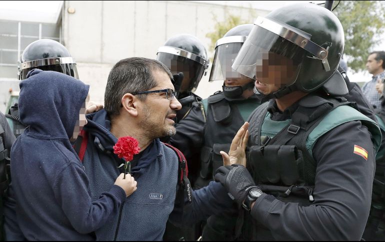 Agentes de la policía invaden los centros de votación para requisar las urnas y evitar el referéndum. EFE / A. Dalmau