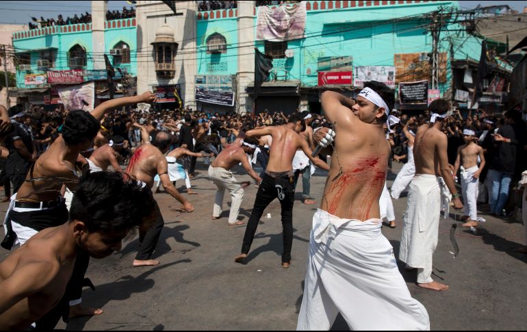 Algunos hombres se hirieron voluntariamente en la cabeza y se autoflagelaron para  conmemorar el martirio del nieto de Mahoma en el siglo VII. AP/T. Topgyal