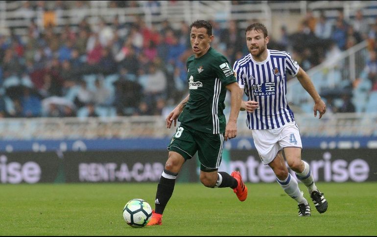 El tapatío Guardado (I) comienza a afirmarse como una pieza clave en el mecanismo táctico del Betis.  TWITTER/ @RealBetis