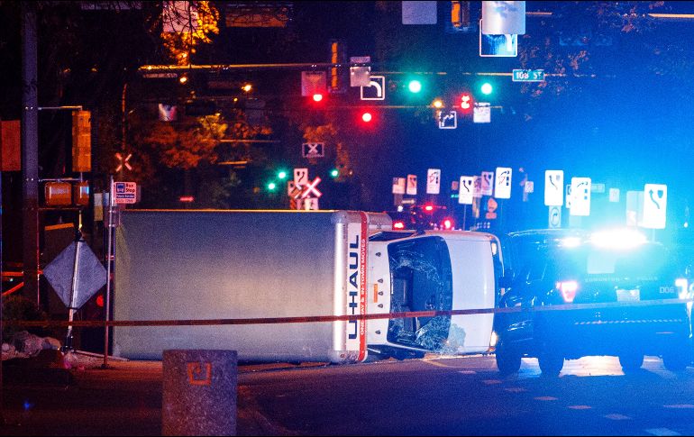 El camión de mudanzas volcó frente a un hotel cuando intentaba escapar de la policía canadiense. AP/ J. Franson