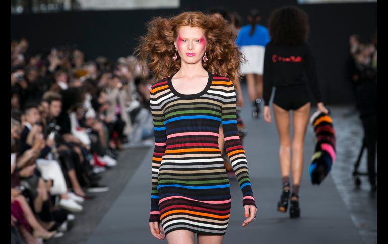 Una modelo desfila en la presentación de la colección primavera-verano 2018 de L'Oreal, en París. AP/K. Zihnioglu