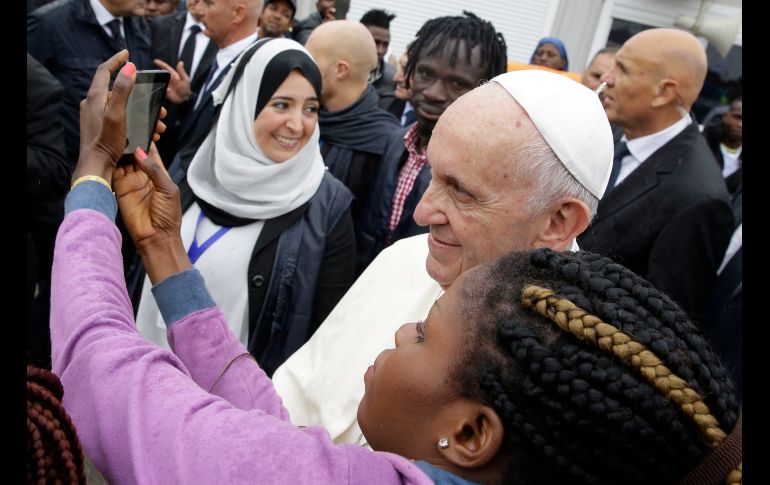El Papa Francisco posa para una selfie a su llegada a un centro de migrantes en Bolonia, Italia, para reunirse con jóvenes de África. AP/L. Bruno