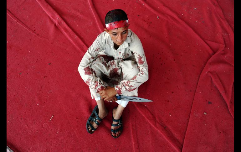Un iraquí chiíta se sienta con un cuchillo en Najaf mientras participa en el ''Ashura'', que conmemora la muerte del imán Hussein, una de las figuras más veneradas de los musulmanes chiítas. AFP/H. Hamdani