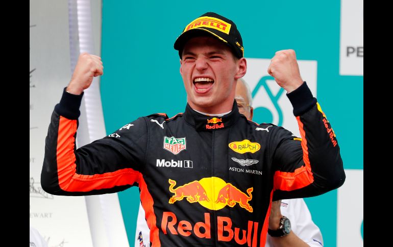 El piloto holandés Max Verstappen, de Red Bull, celebra tras ganar el Gran Premio de Malasia de Fórmula 1 en el circuito de Sepang. AP/V. Thian