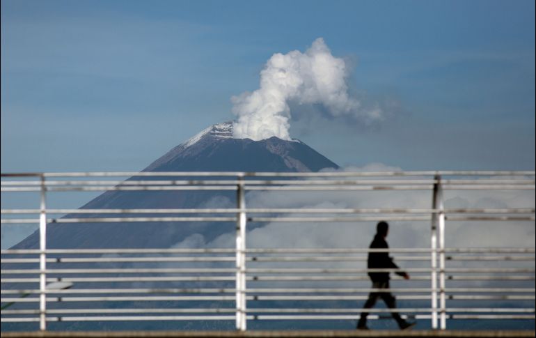 Un hombre en Puebla observa una erupción del volcán Popocatépetl. AFP/J. Castañares