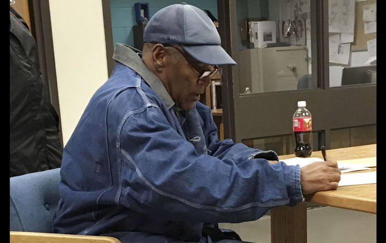 O.J. Simpson, ex estrella del futbol americano, firma documentos oficiales en el Centro Correccional Lovelock, en Nevada, previo a su liberación esta madrugada de la prisión. AP/Nevada Department of Corrections