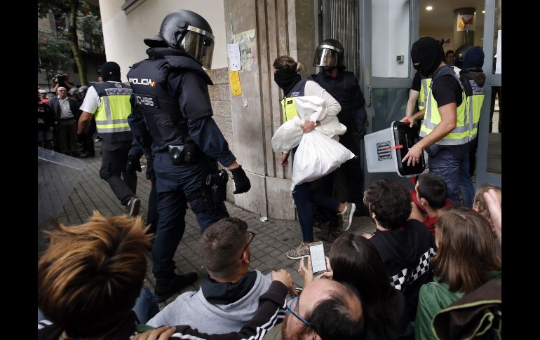 El retiro de urnas. Según el Gobierno catalán, la votación no se pudo efectuar con normalidad a causa de la actuación policial en 319 de los centros.