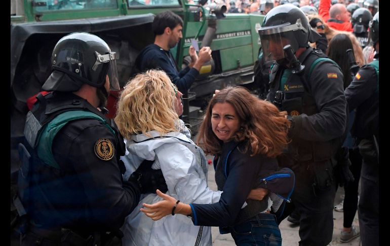 Mujeres se enfrentan con policías.