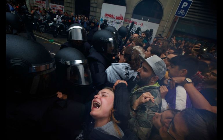 Con empujones. Cientos de personas se concentraron desde antes de la apertura de las casillos para proteger la votación.