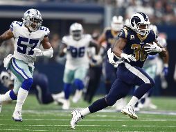 Todd Gurley (D) anotó el touchdown de la ventaja, con una recepción y fuga de 53 yardas. EFE/ L. Smith